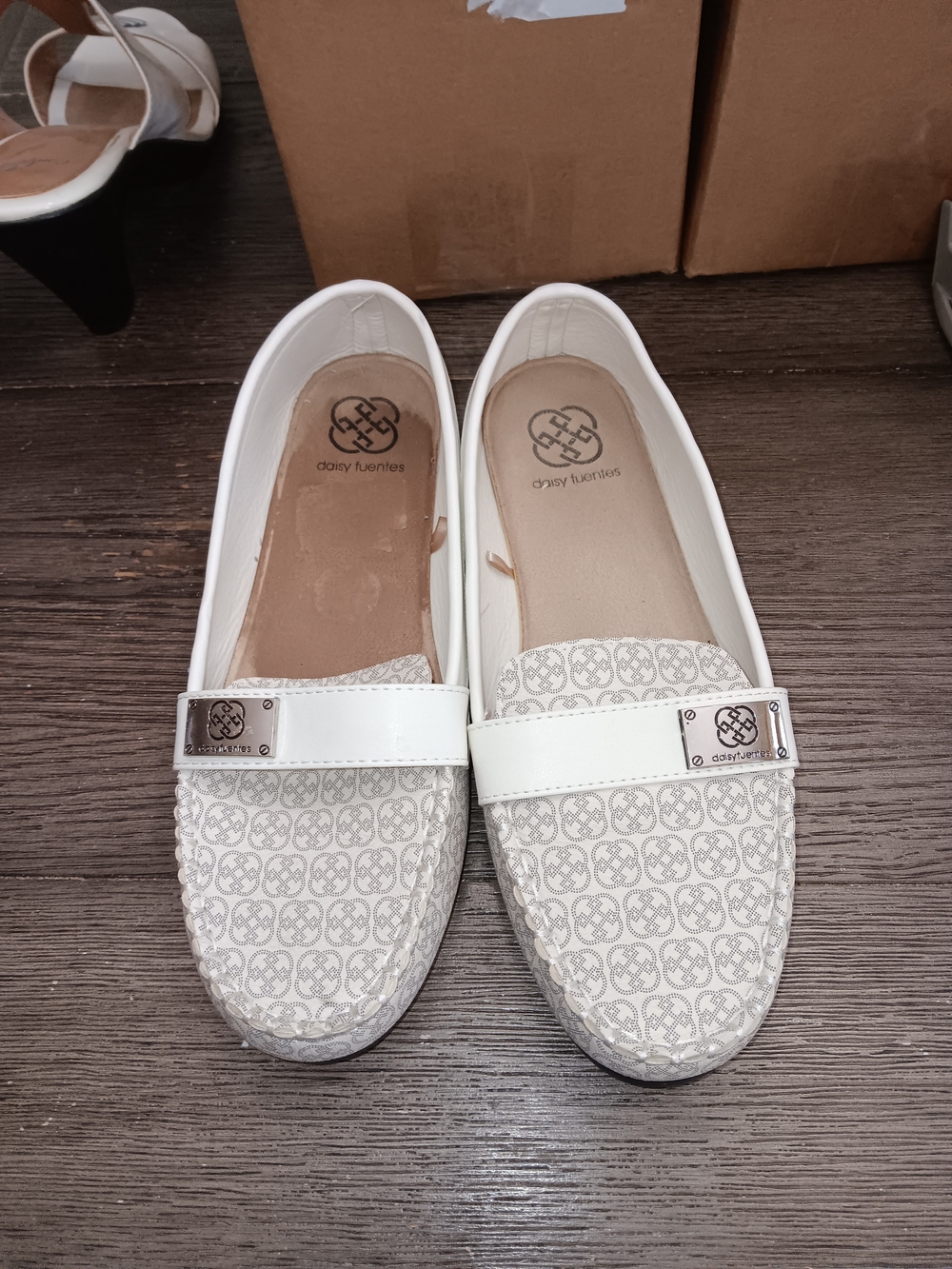 Daisy Fuentes White Patterned Loafers with Silver Accent Size 10